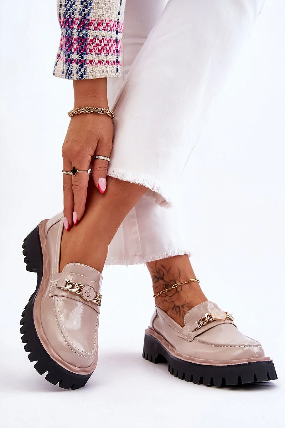 Mocassins pour femme élégants moderne cuir verni beige chaîne dorée semelle épaisse talon légèrement surélevé confortable occasionnels décontractés élégants