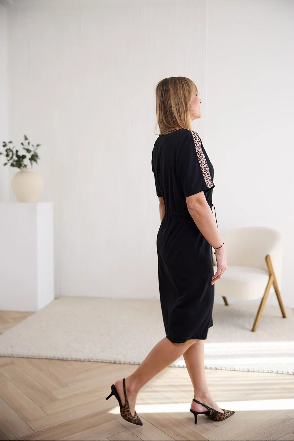 robe femme midi noire tricot jersey extensible coupe droite manches courtes encolure ronde cordon serrage taille imprimé léopard