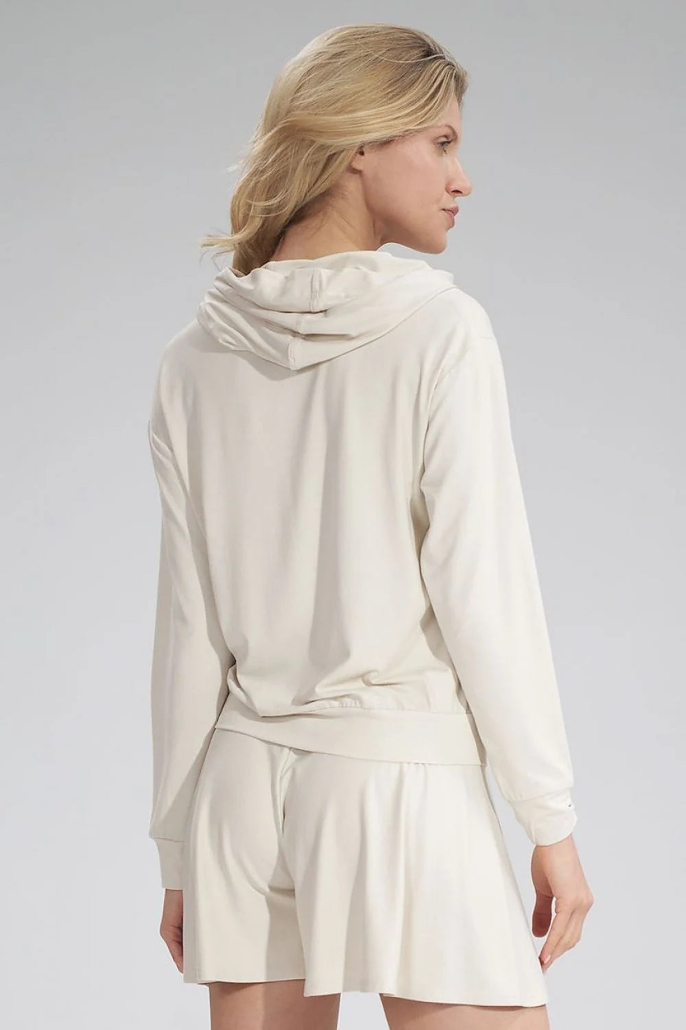 Ensemble hoodie et short femme moderne minimaliste couleur crème tissu léger manches longues capuche discrète