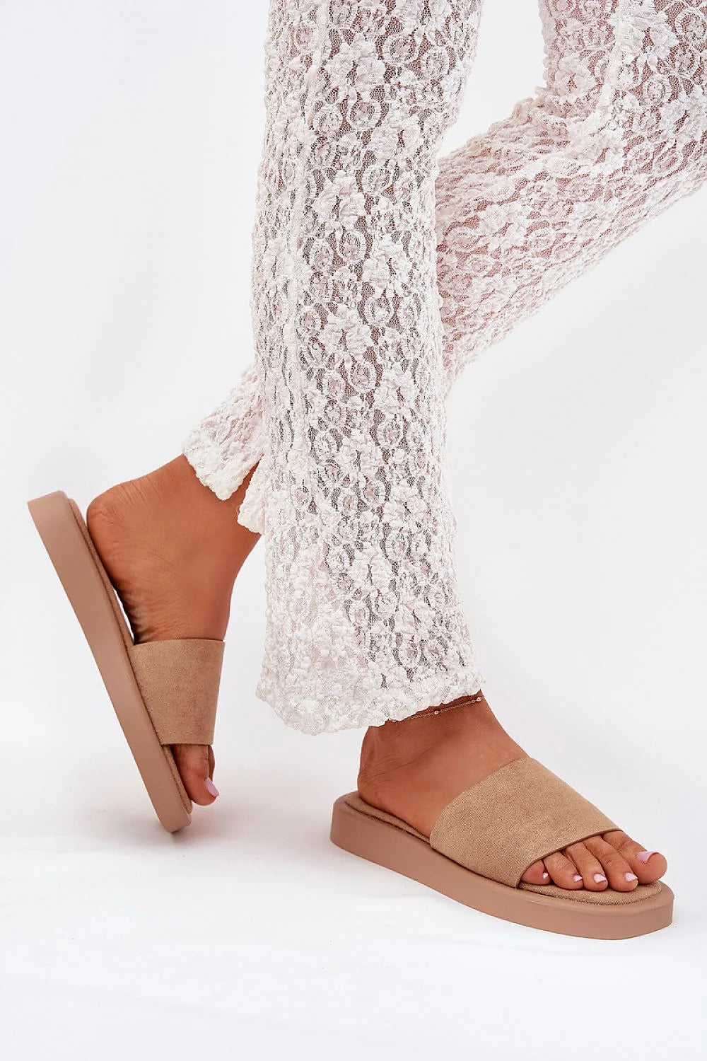 sandales femme minimaliste moderne confortables suédine écologique semelle épaisse plateforme basse bride large bout ouvert matelassée chaîne cheville beige