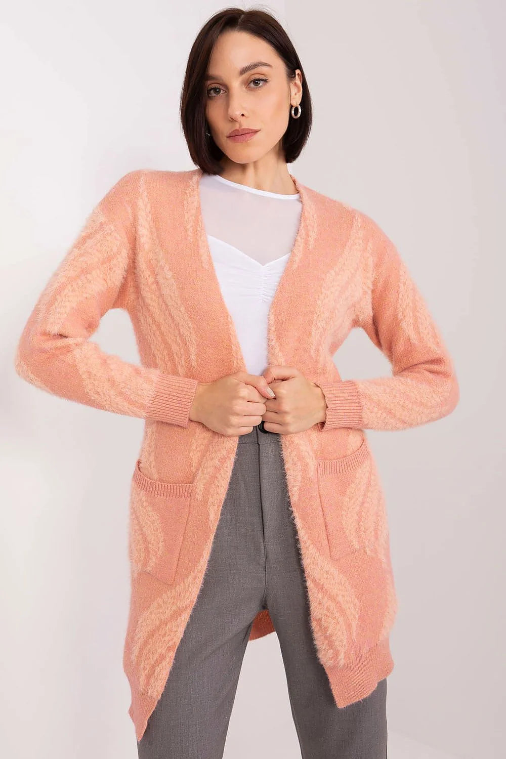 Cardigan pour femmes moderne élégant en laine mohair rose saumon longues manches poches avant sans fermeture