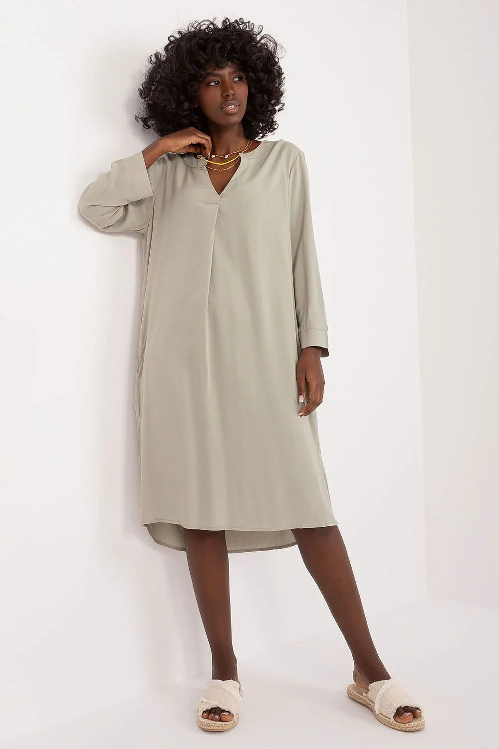 Robe de jour féminine style casual chic coupe droite minimaliste couleur olive clair tissu fluide viscose femme occasion quotidienne