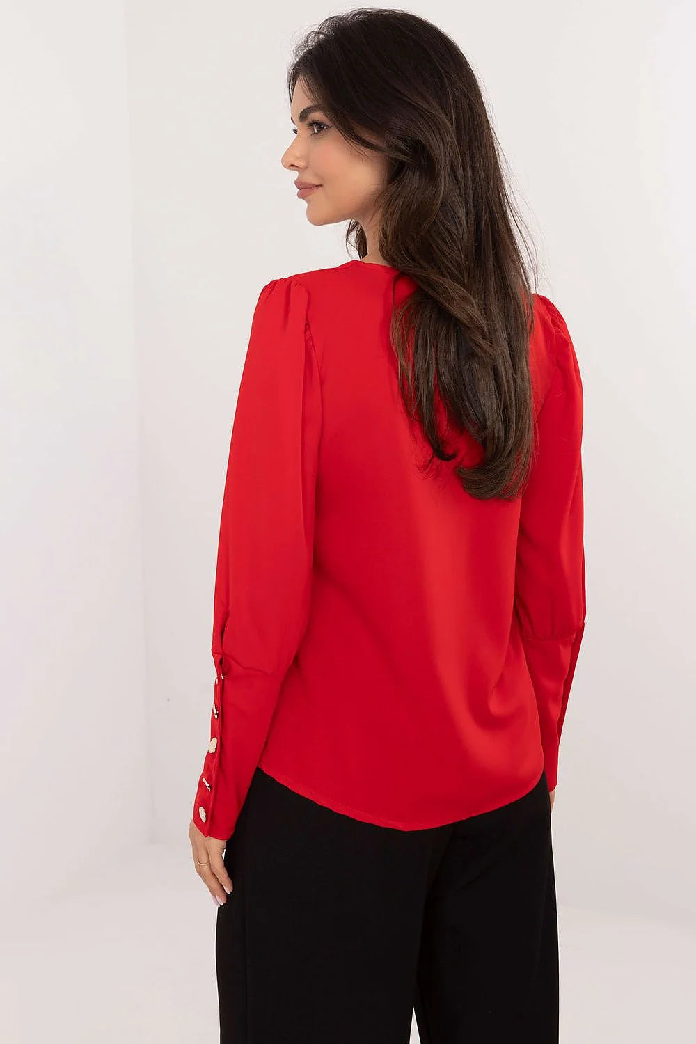 Blouse féminine élégante couleur rouge vif col V manches longues boutons métalliques tissu fluide polyester viscose élasthanne