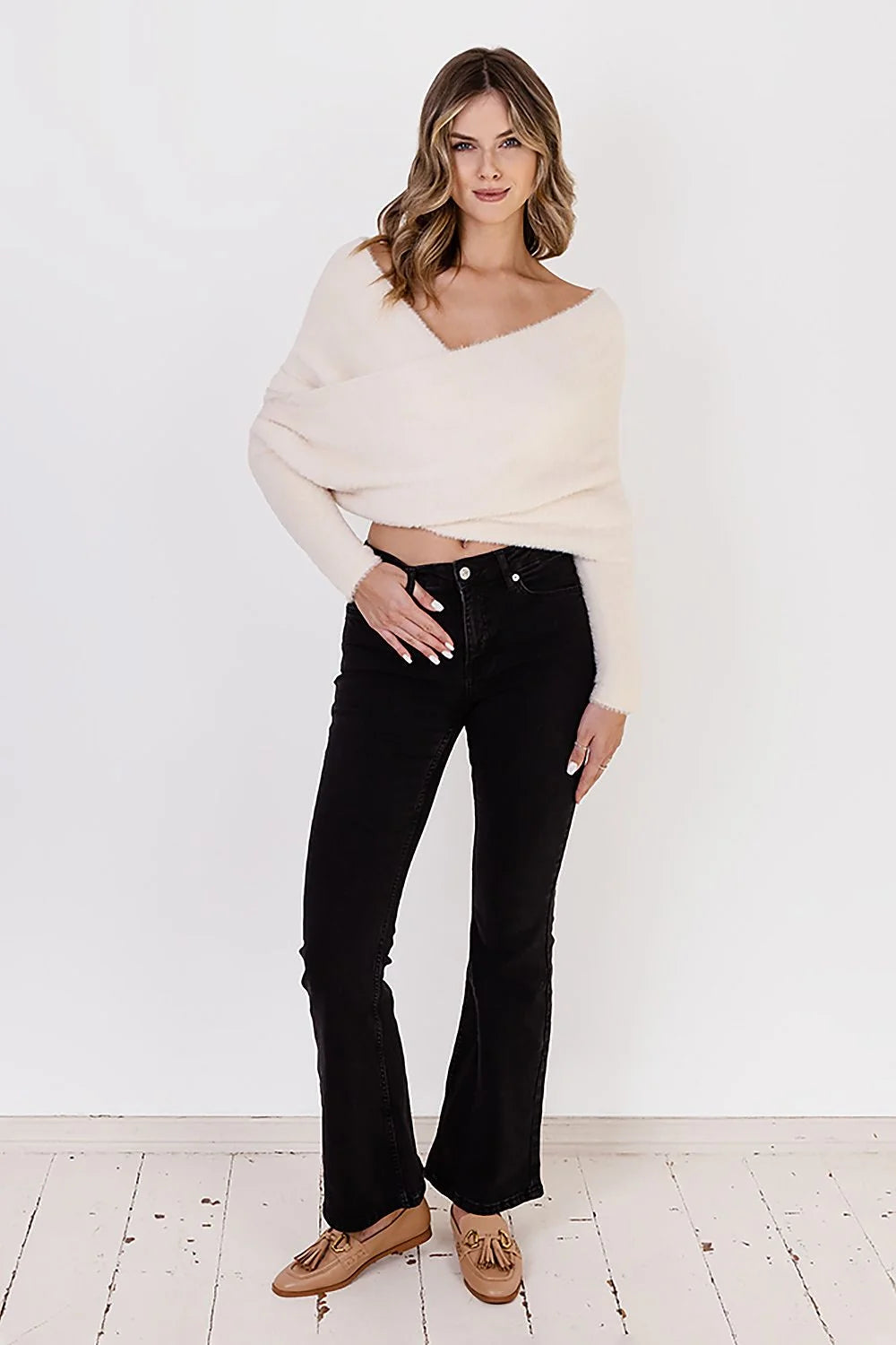 Pull féminin col V décolleté maille douce manches longues coupe ajustée femmes mode automne hiver