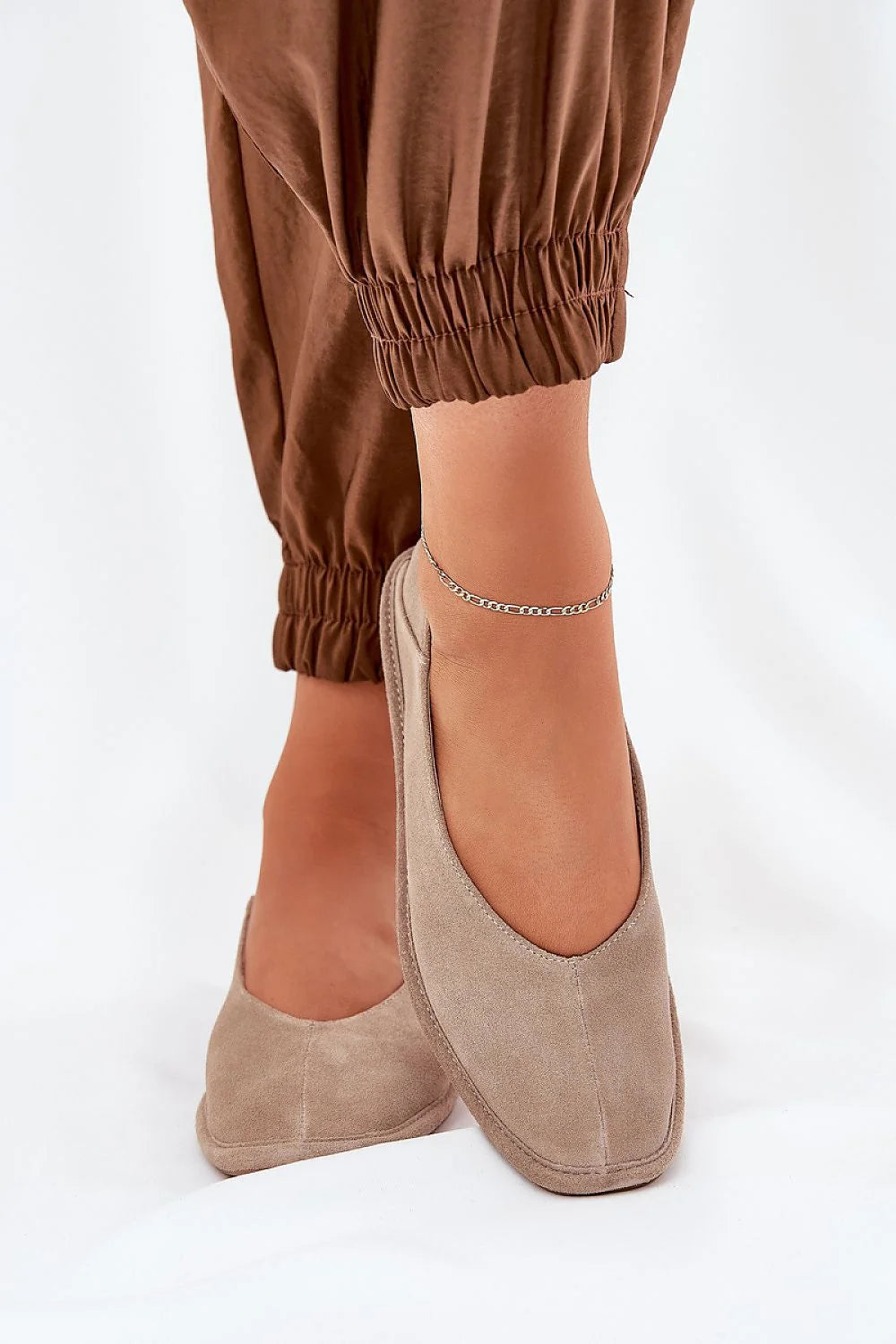 Ballerines femmes style épuré beige daim naturel confort tout le jour talon 1 cm coupe basse occasion quotidienne