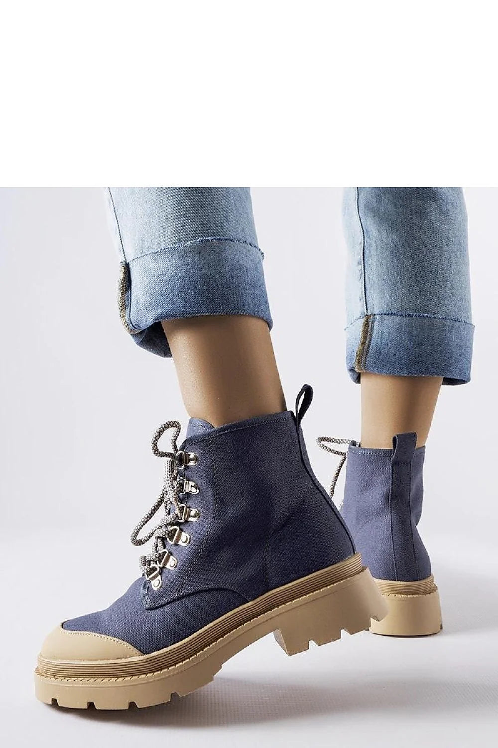 bottines femme casual robuste montantes lacets bicolores denim bleu gris semelle crantée beige embout renforcés oeillets métalliques rembourré confort urbain