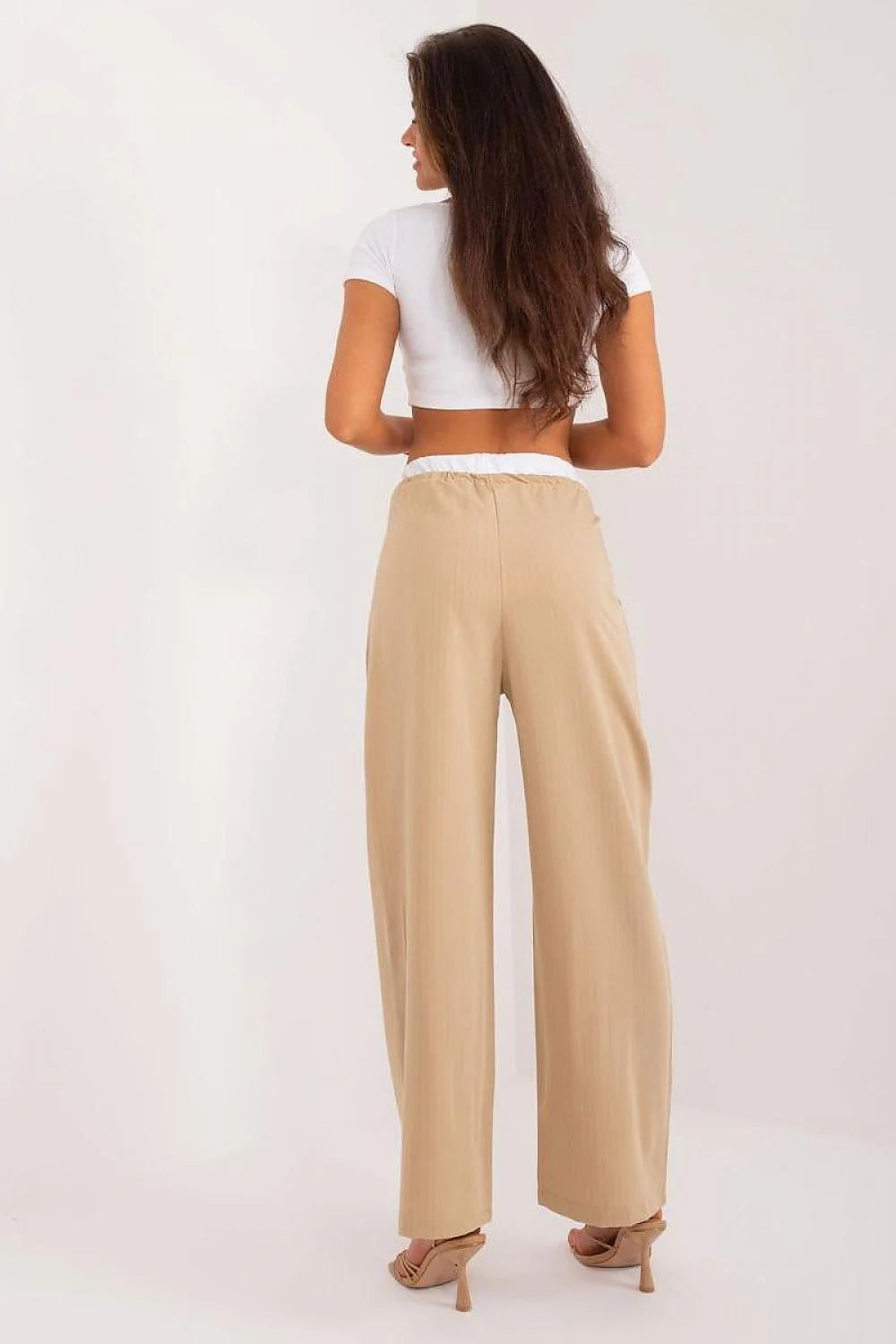 pantalon palazzo femme taille haute ceinture élastiquée cordon serrage beige sable tissu fluide fines rayures poches italiennes pinces décoratives élasthanne