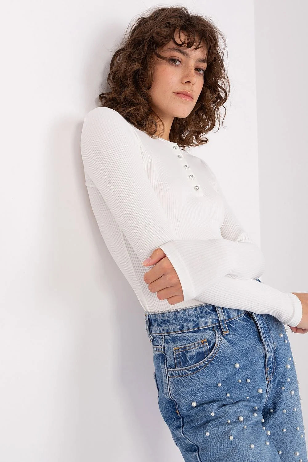 Chemisier féminin longues manches design minimaliste coton élasthanne couleur blanche pure coupe ajustée boutons discrets