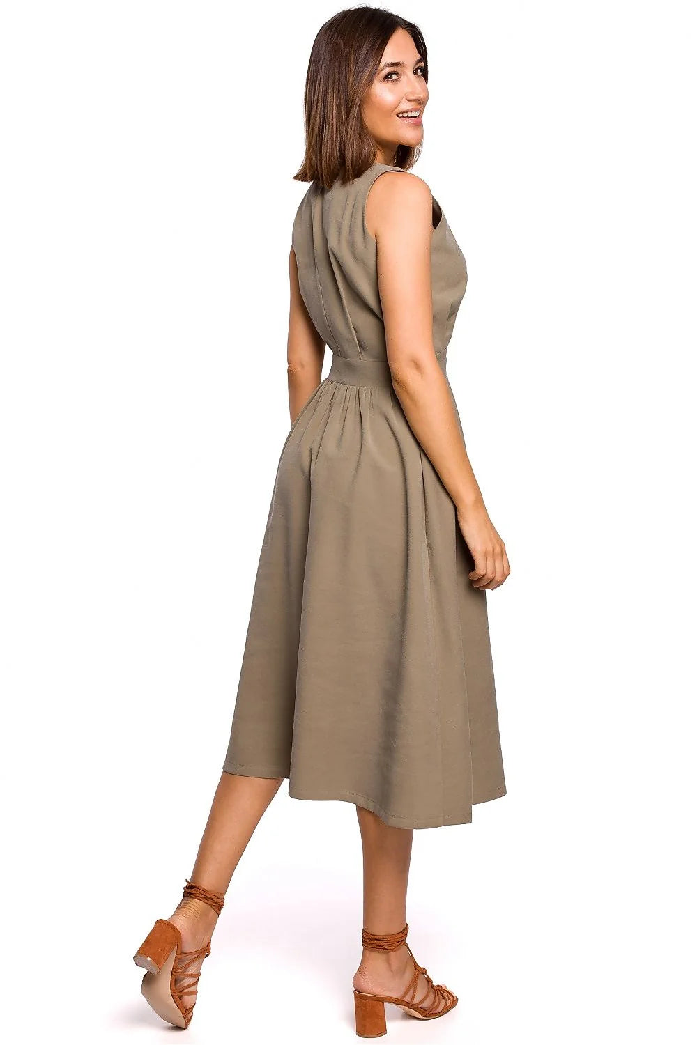 robe midi blanche sans manches col V cintrée taille ajustable ceinture intégrée boutons décoratifs jupe évasée poches latérales tissu fluide