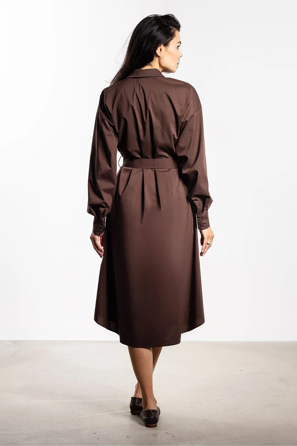 robe chemise midi marron chocolat popeline légère boutonnée manches longues poignets ceinture nouée taille cintrée élégante féminine polyvalente décontractée professionnelle