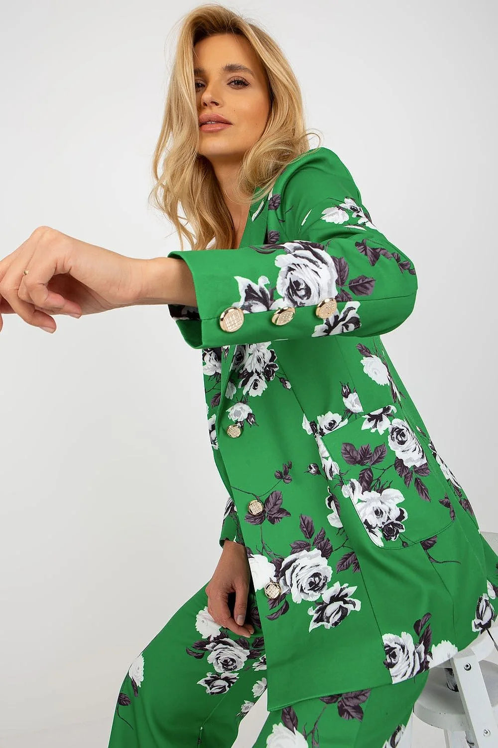 Costume tailleur femme veste pantalon bleu vif motifs floraux blancs brun élégant moderne occasion formelle professionnelle