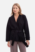 veste kimono ceinturée femme noir maille épaisse coupe ample épaules tombantes encolure V ceinture large manches longues longueur hanche confortable