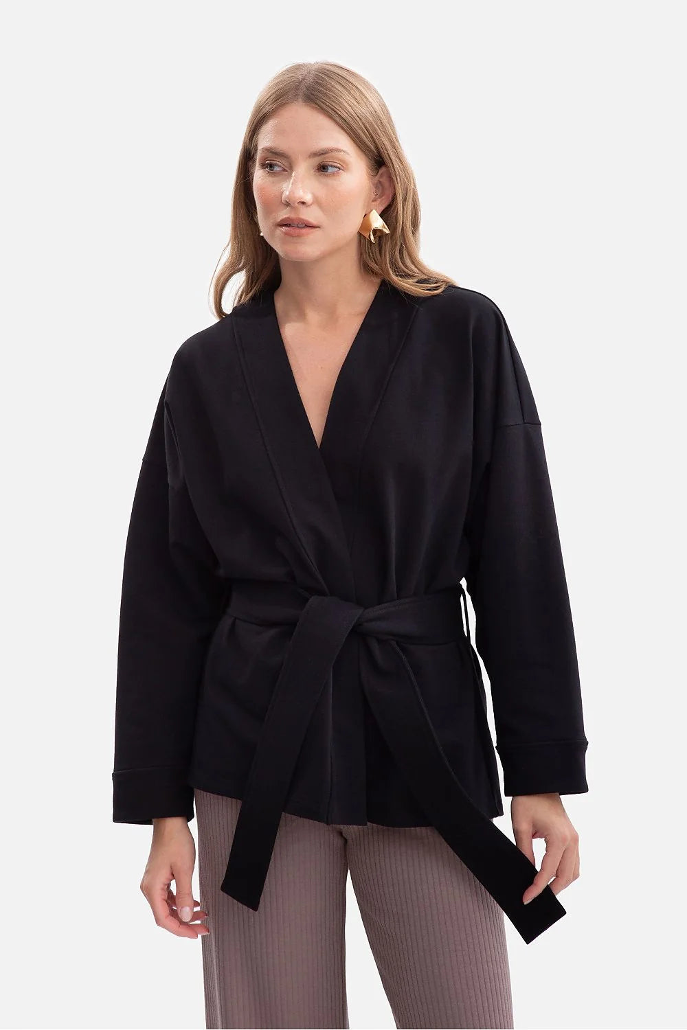 veste kimono ceinturée femme noir maille épaisse coupe ample épaules tombantes encolure V ceinture large manches longues longueur hanche confortable