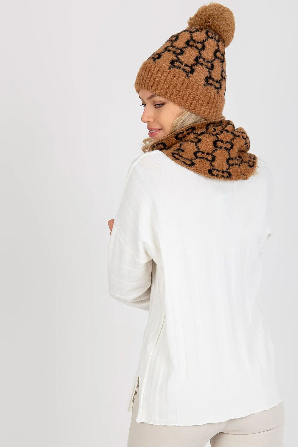 snood tubulaire animalier caramel noir bonnet pompon côtelé pelucheuse douce chaude isolante acrylique durable ajusté élégant moderne chic