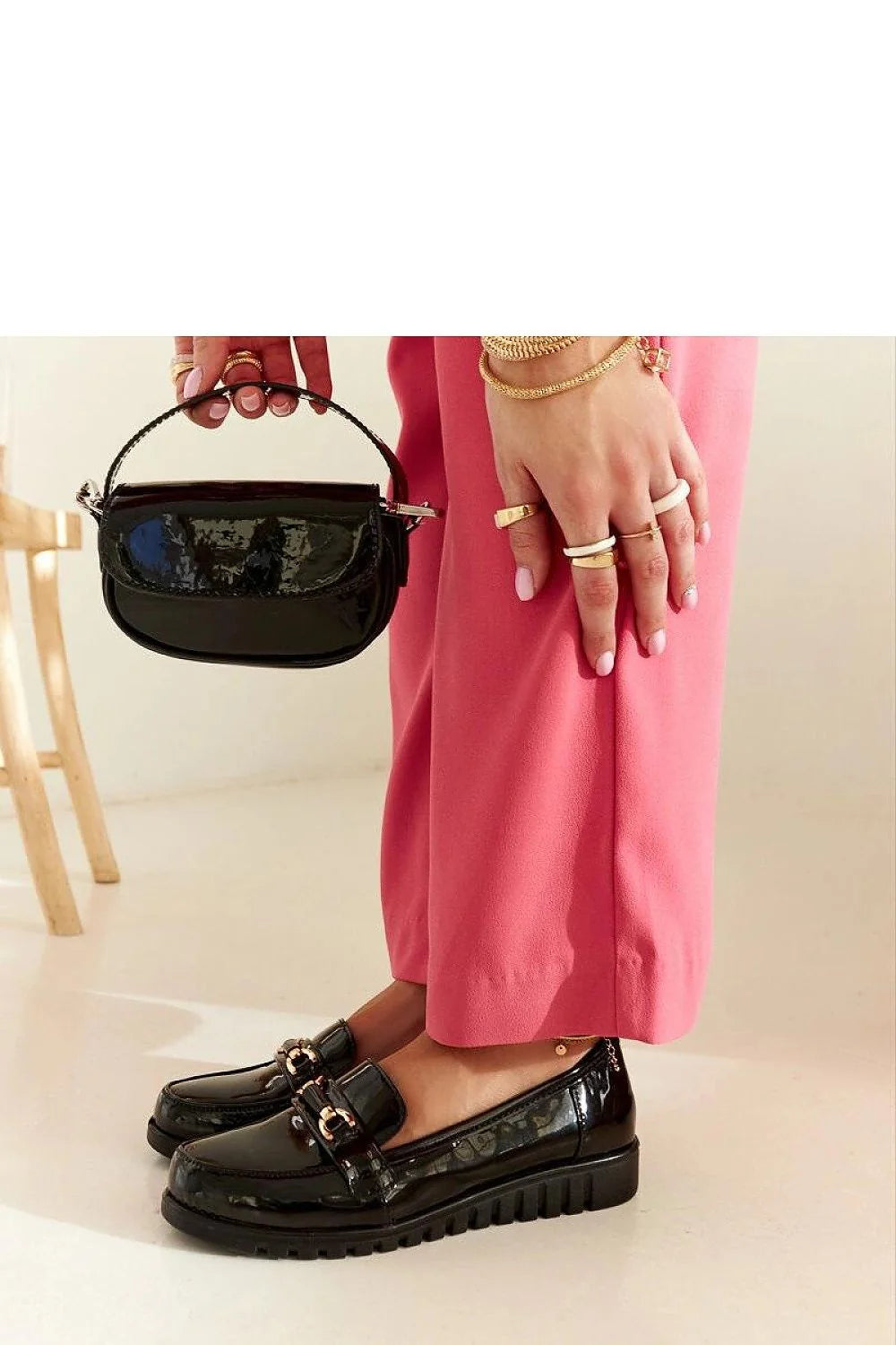 mocassins femmes cuir verni noir bout rond bride décorative doré boucle semelle caoutchouc crantée épaisse antidérapante talon plat compensé rembourré