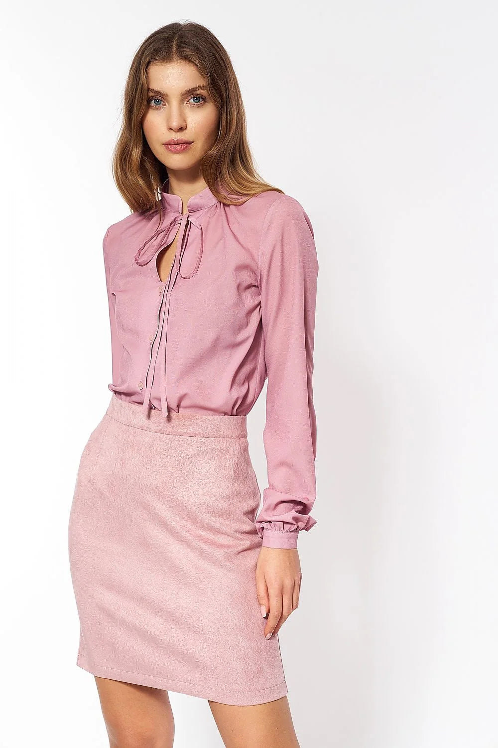 jupe rose doux suédine courte ajustée casual chic élégante moderne versatile sophistiquée veloutée extensible confortable tombé gracieux zippée arrière