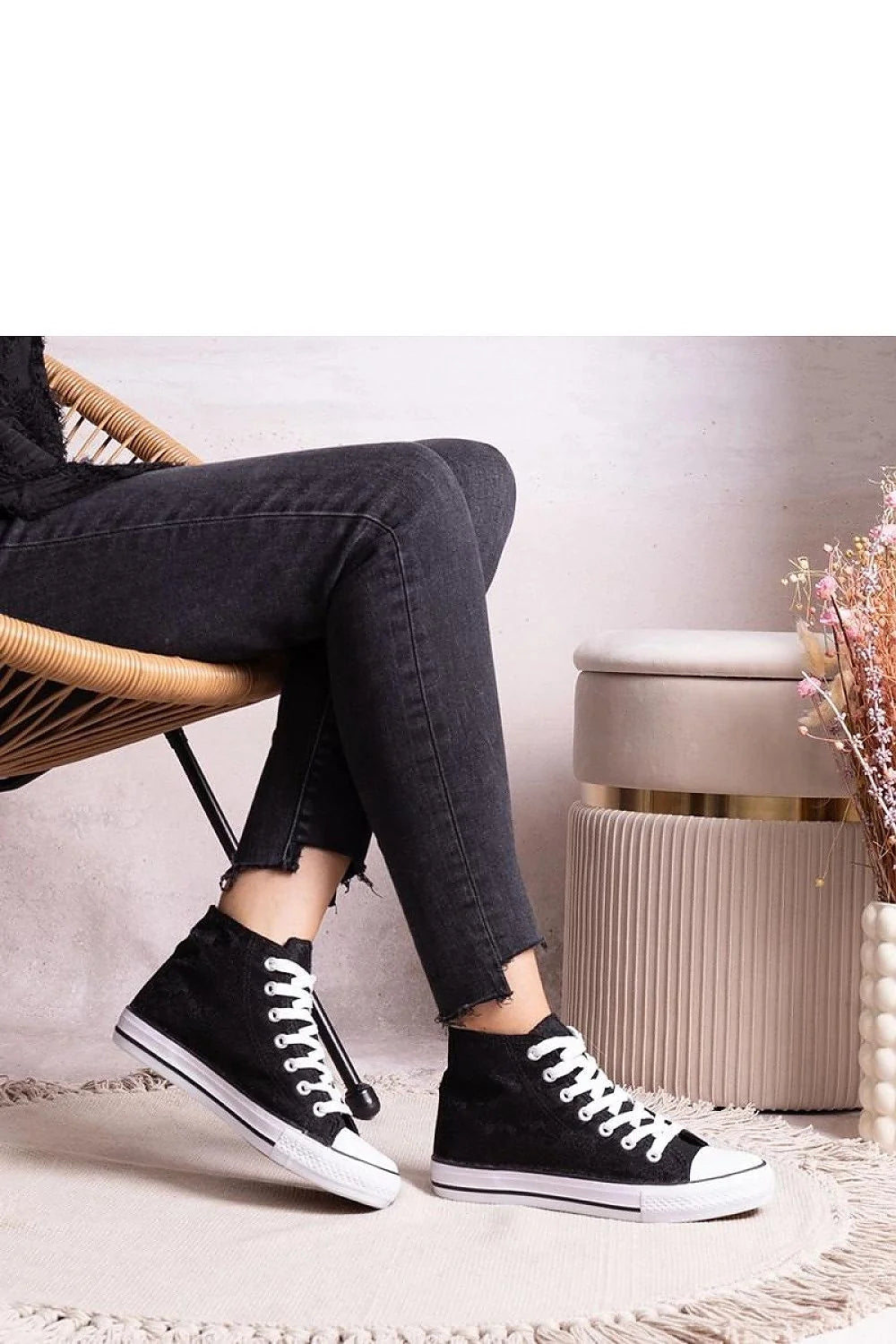Baskets montantes femme design classique noir semelle blanche lacets blancs conforturable tige haute streetwear casual