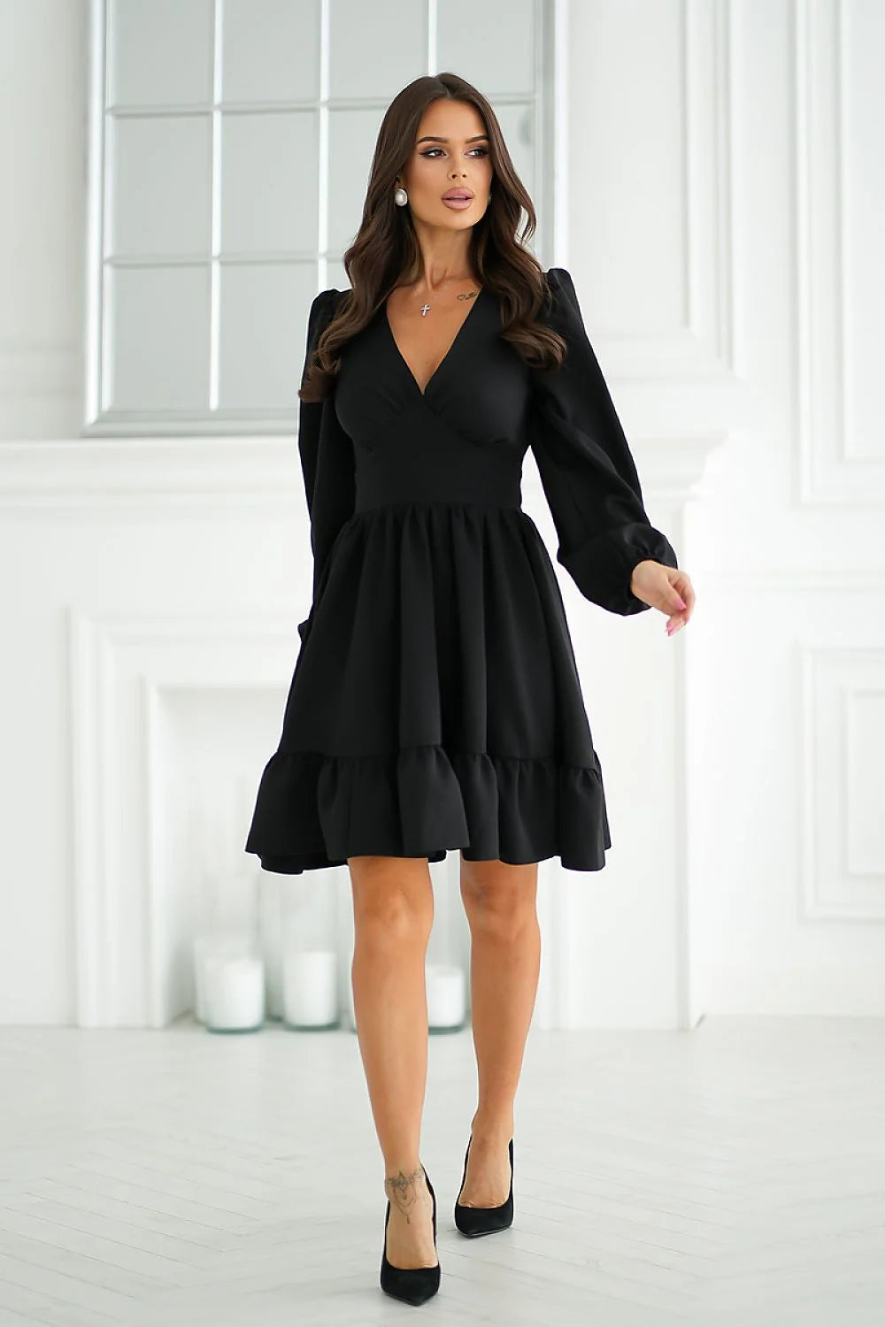 Robe de cocktail élégante noire manches longues bouffantes jupe évasée volants décolleté en V taille ajustée femme