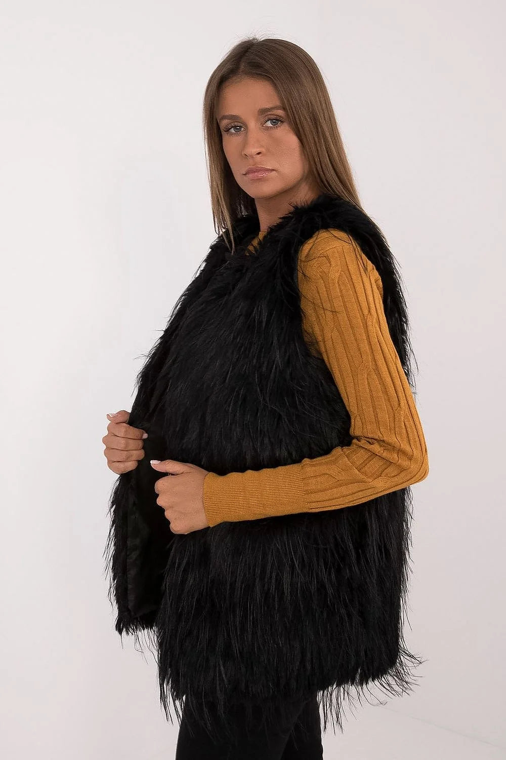 Gilet en fausse fourrure noire sans manches pull tricot ocre côtelé ensemble mode féminin hiver élégance casual confort