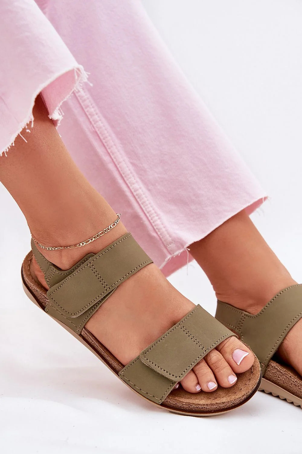 sandales femme olive brides larges réglables velcro talon plat semelle coussinée liège crantée antidérapante nubuck synthétique cheville rembourrée ergonomique profilée