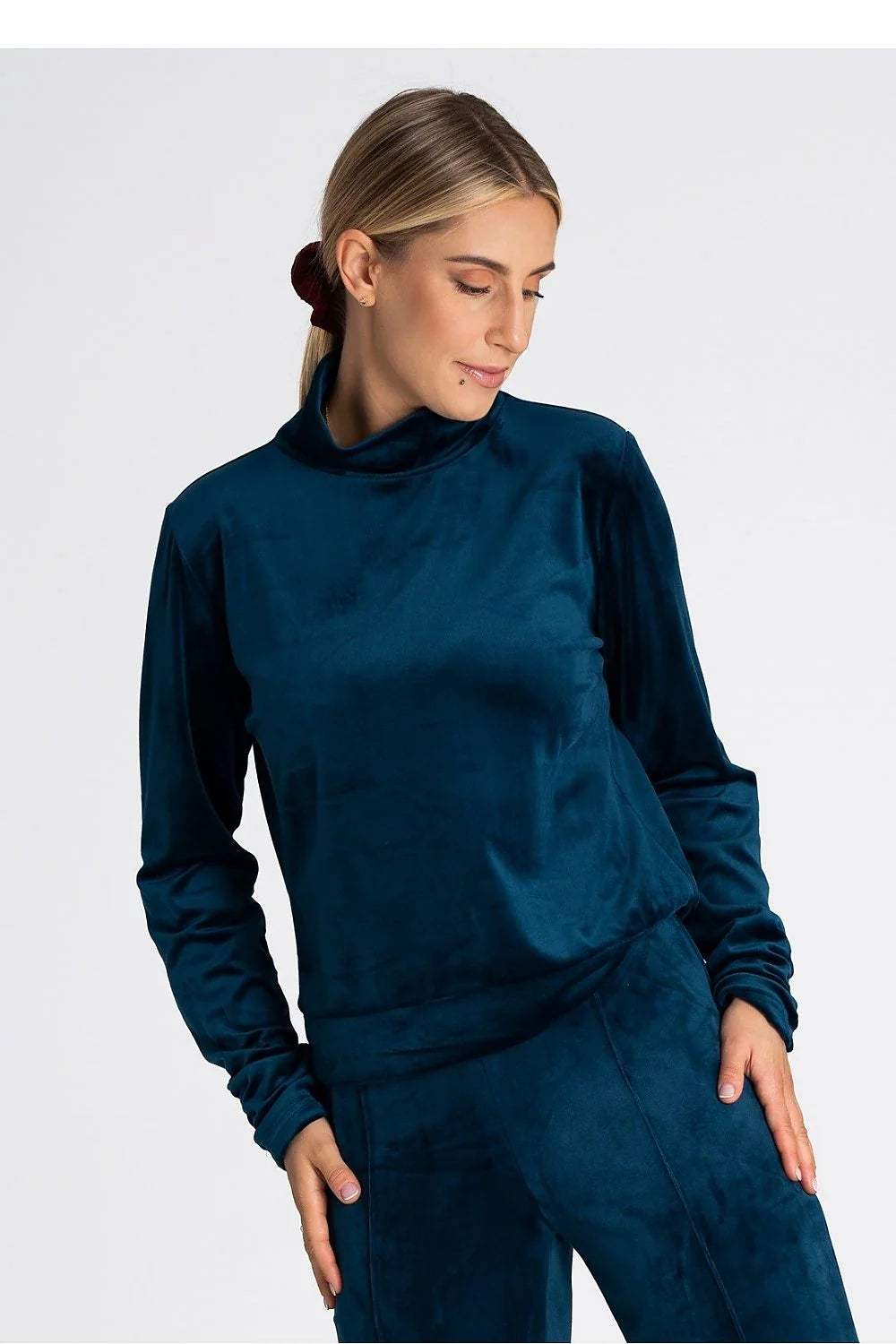 ensemble féminin velours bleu profond col montant manches longues coupe droite pantalon taille ajustée confortable doux satiné élégant