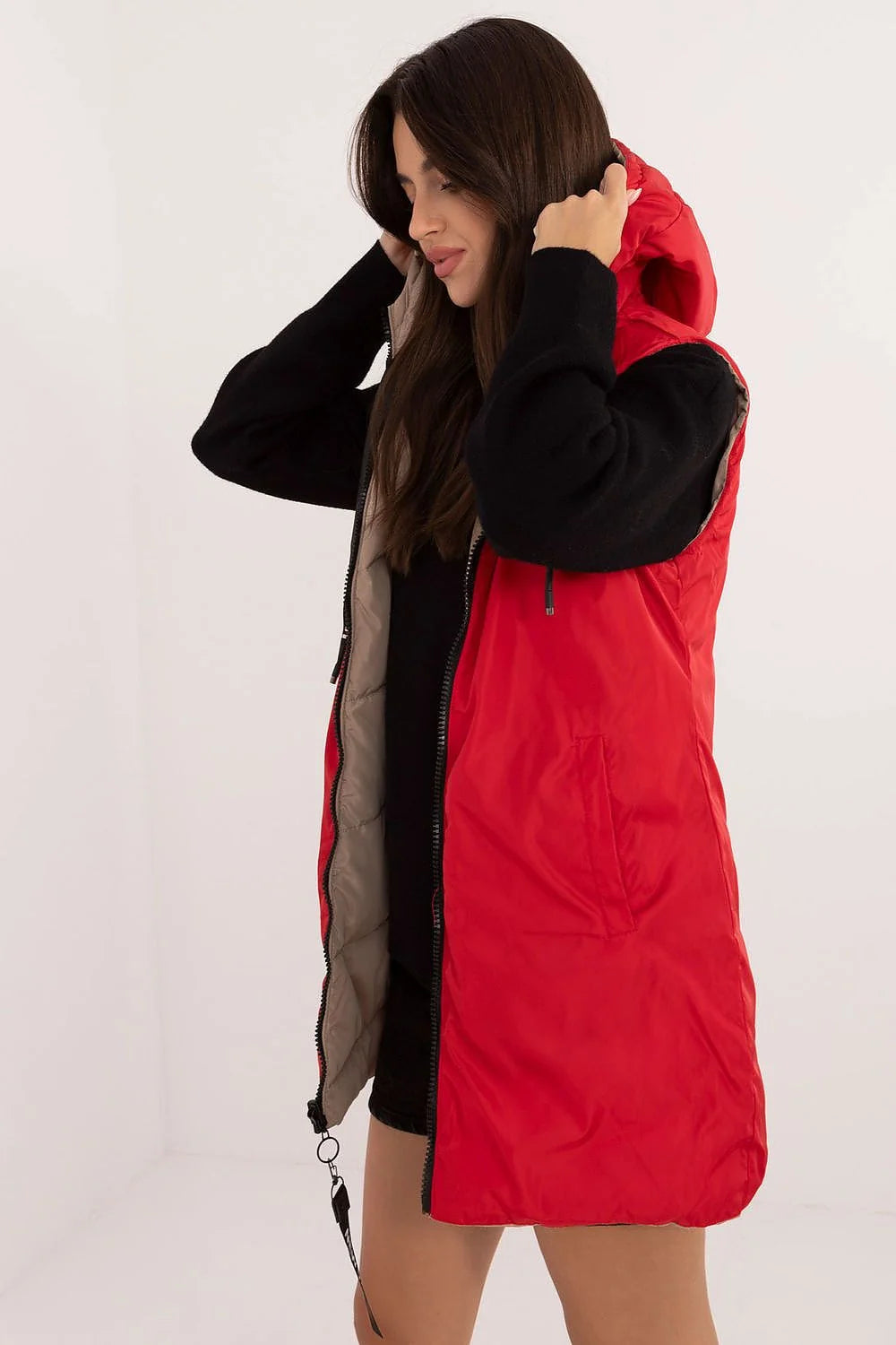 Gilet sans manches double face polyester matelassé beige taupe rouge vif ajusté capuche femme