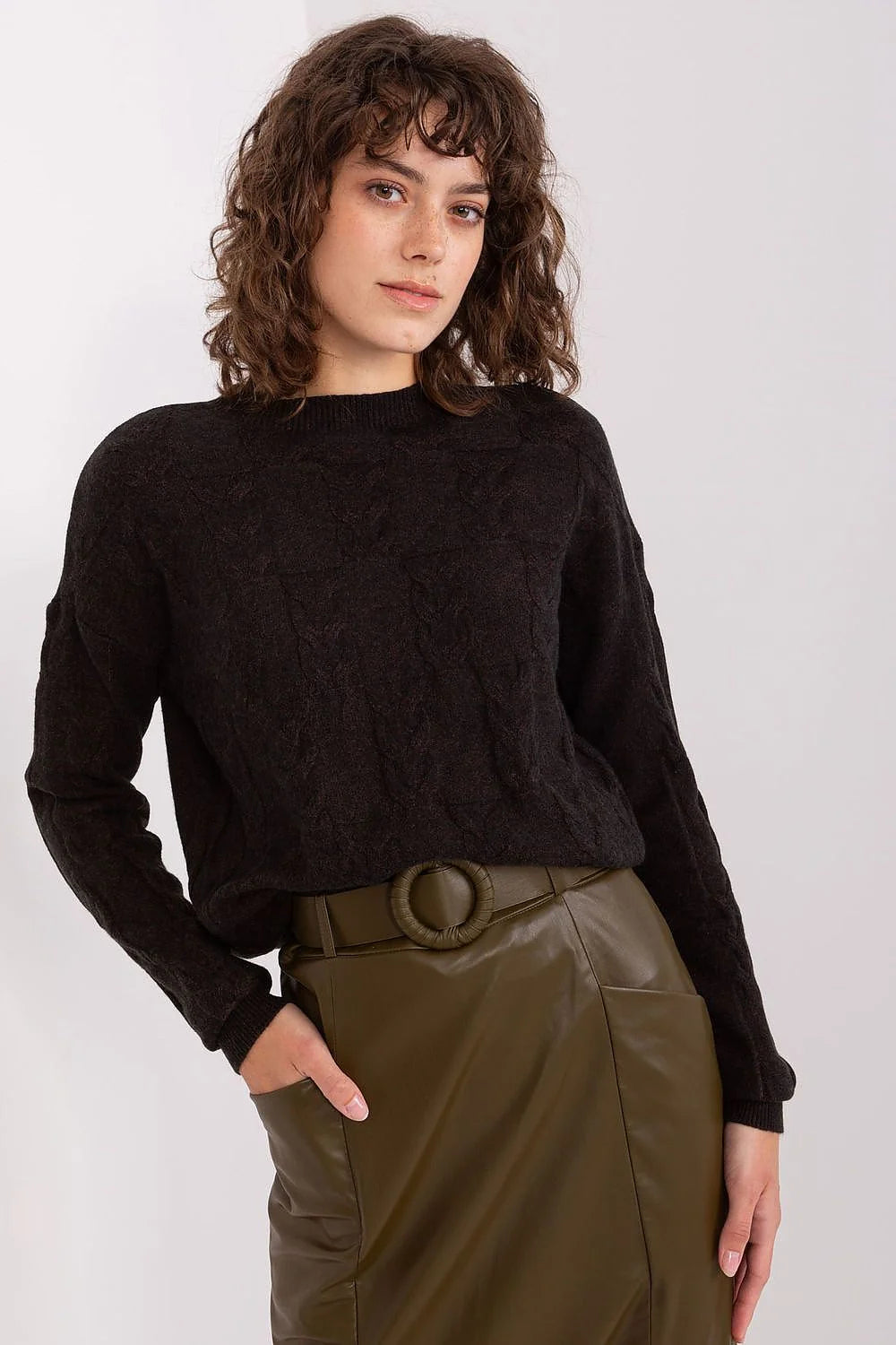 Pull féminin Chandail AT maille motif torsadé noir texture douce matériau confortable style classique coupe ample manches longues col rond côtelé