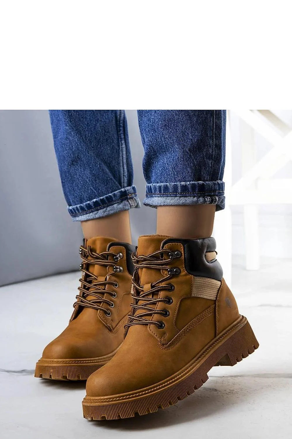 bottines femmes utilitaire cuir camel nubuck suédé montantes col rembourré noir semelle crantée épaisse lacets ronds œillets renforcés