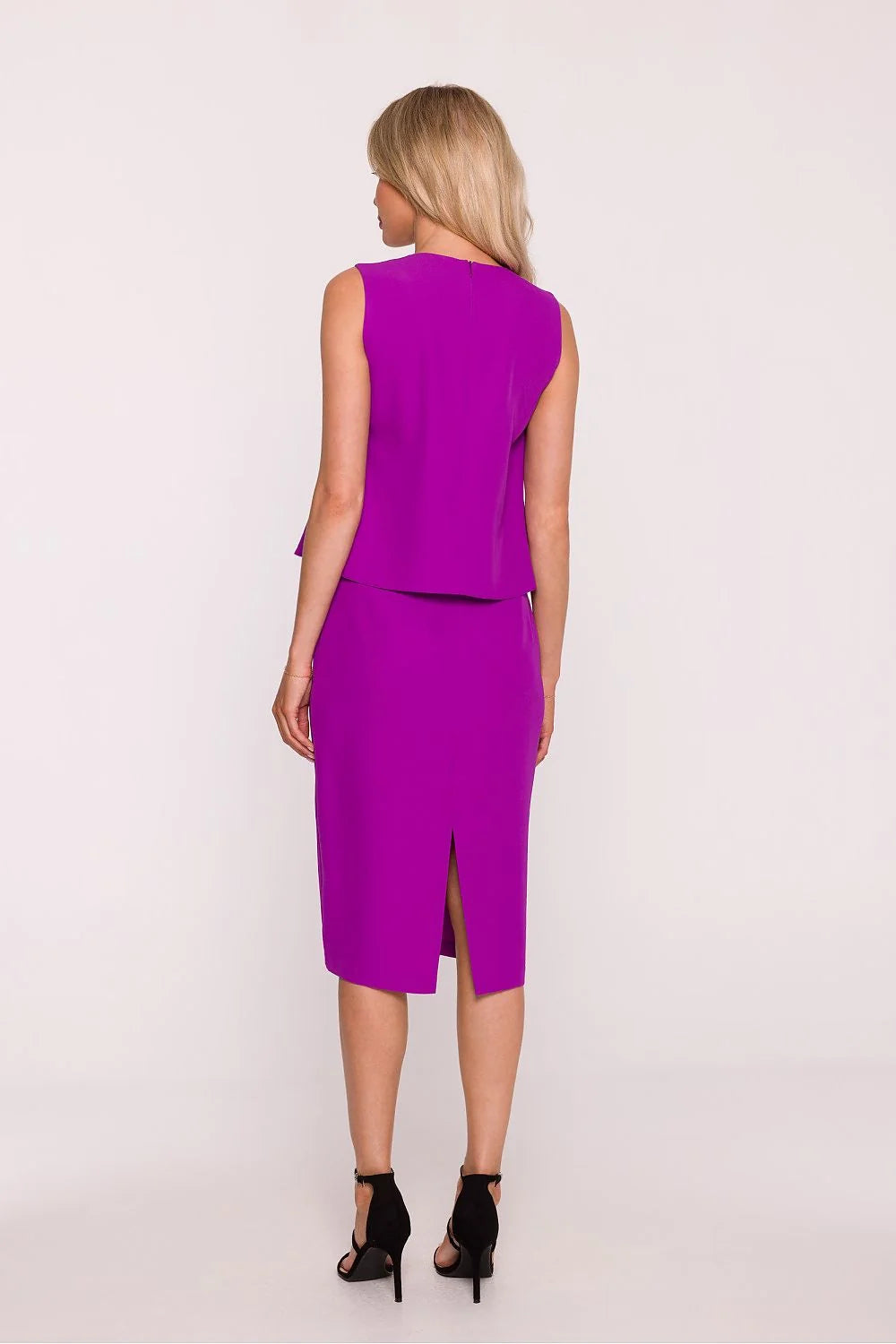 robe crayon fuchsia midi sans manches haut superposé dentelle col V satiné léger silhouette ajustée fente arrière fermetures dissimulées polonaise