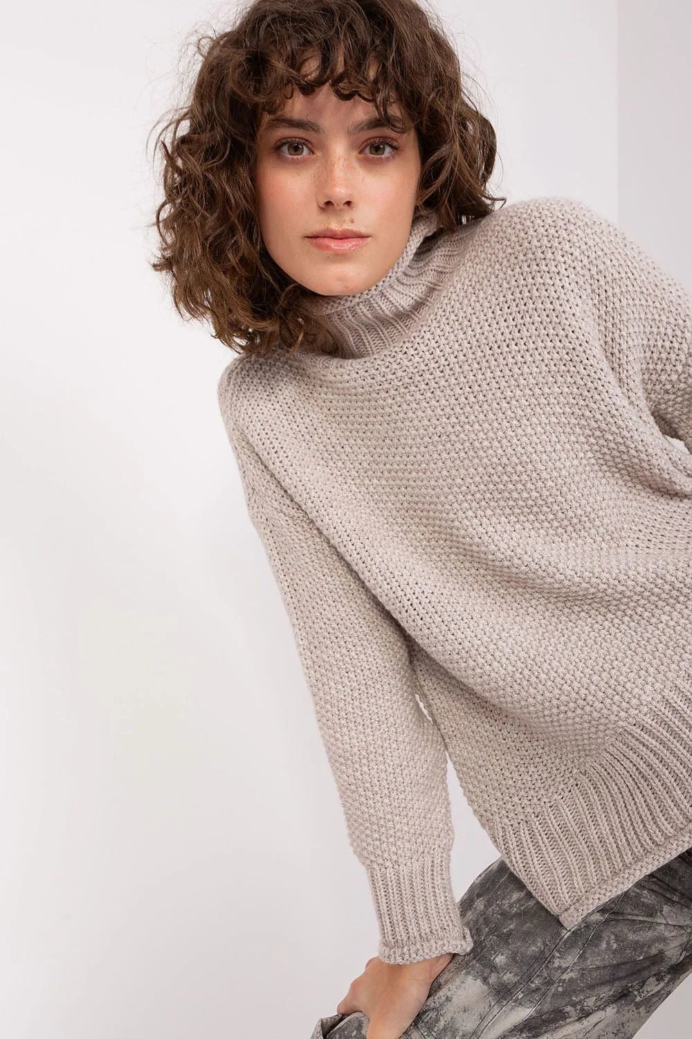 Pull tricoté femme col roulé beige clair manches longues texture douce volume coupe décontractée automne hiver