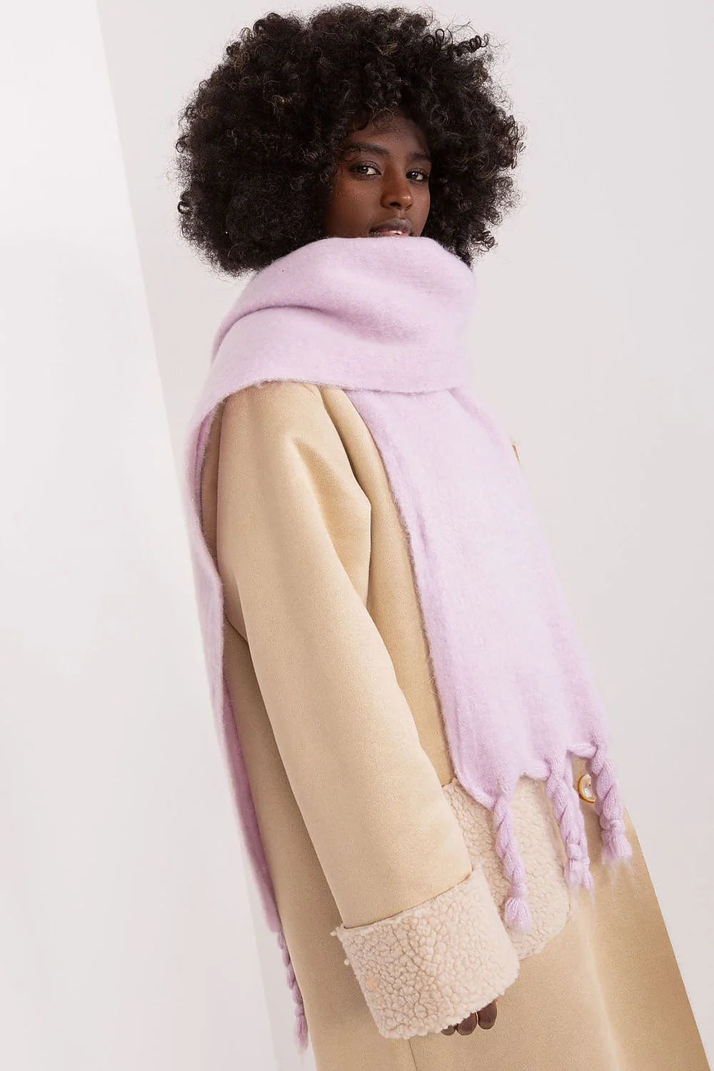 Écharpe longue en laine douce fausse fourrure mode hiver 2023 beige clair style classique pour femme