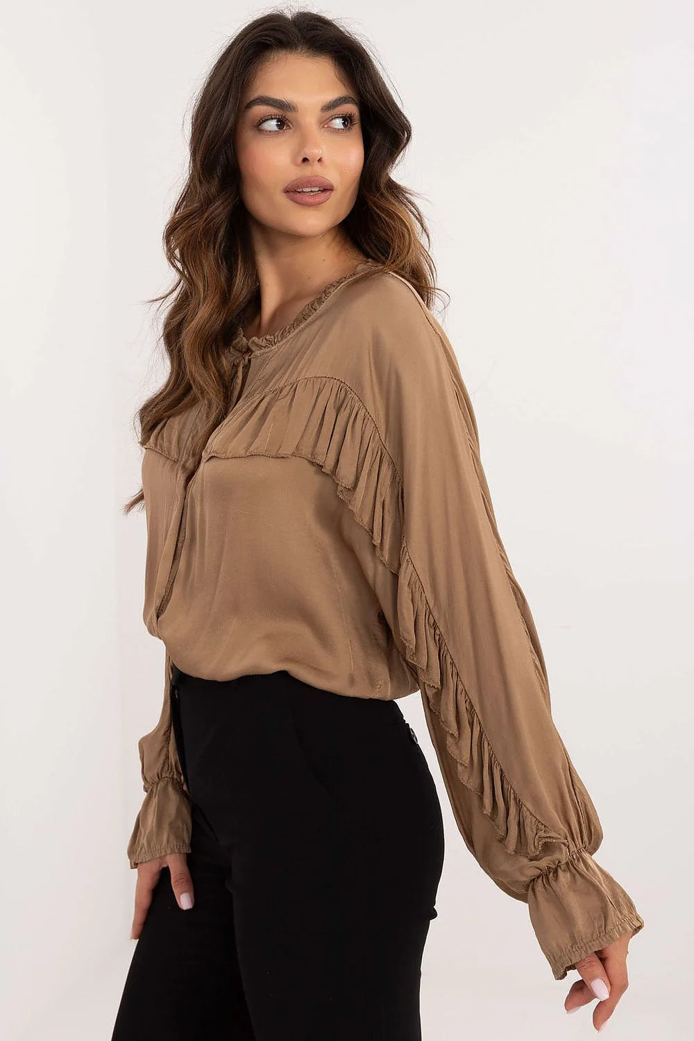 Chemise manche longue Och Bella beige ample encolure ronde en V liée volants manches rondes viscose femme