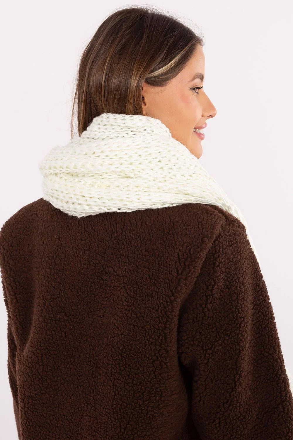 écharpe longue femme tricotée grosses mailles écru crème cocooning hivernal pompons volumineux extrémités douce moelleuse acrylique chaud élégant