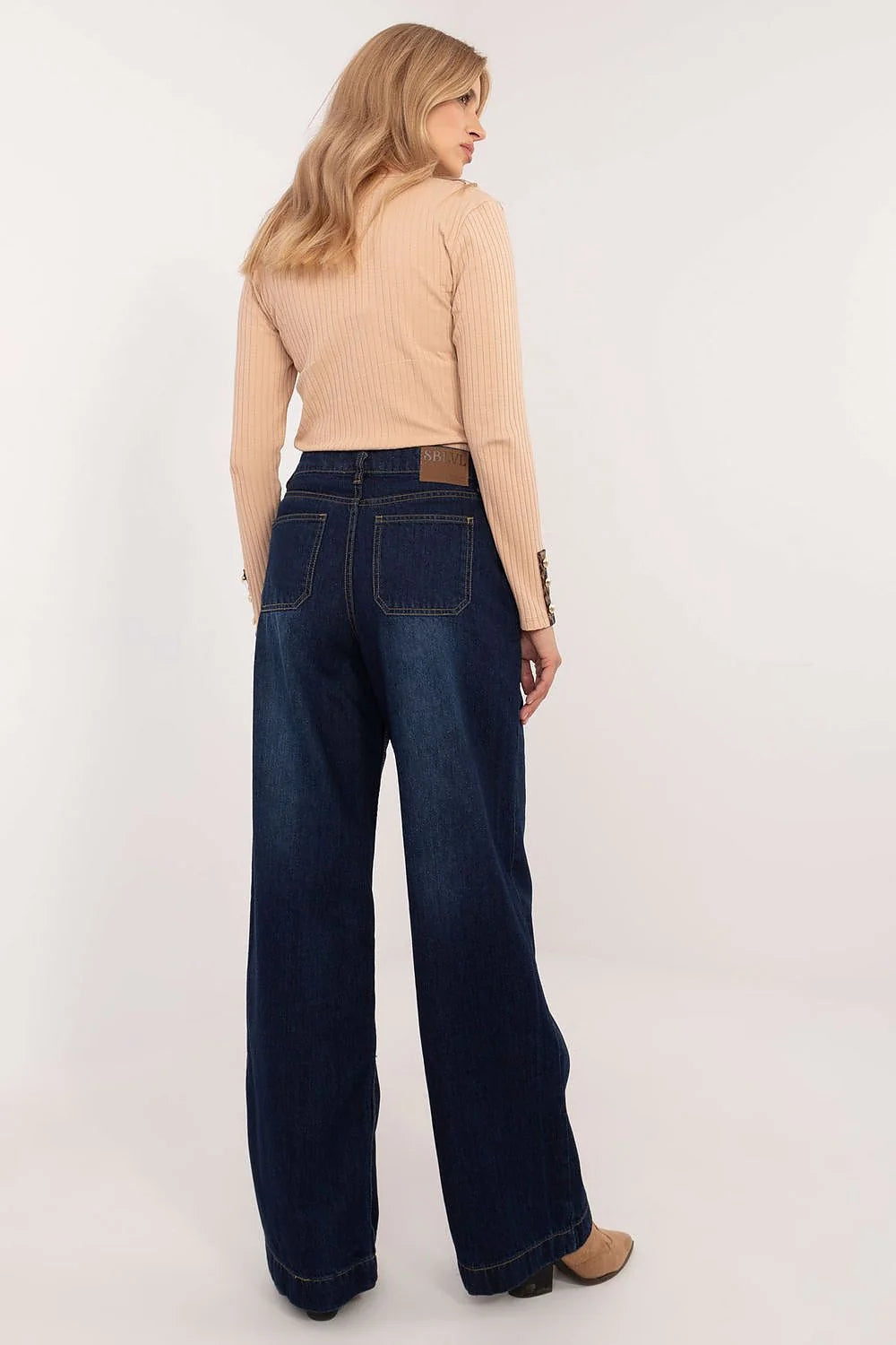 Outfit casual femme pantalon jean sublevel haut manches longues col V beige denim bleu foncé