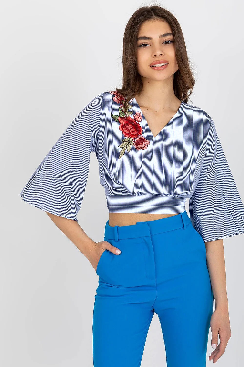 chemisier femme croptop court ajusté coton naturel popeline léger manches troisquarts colV laçage dos broderie florale rayures fines bleu blanc