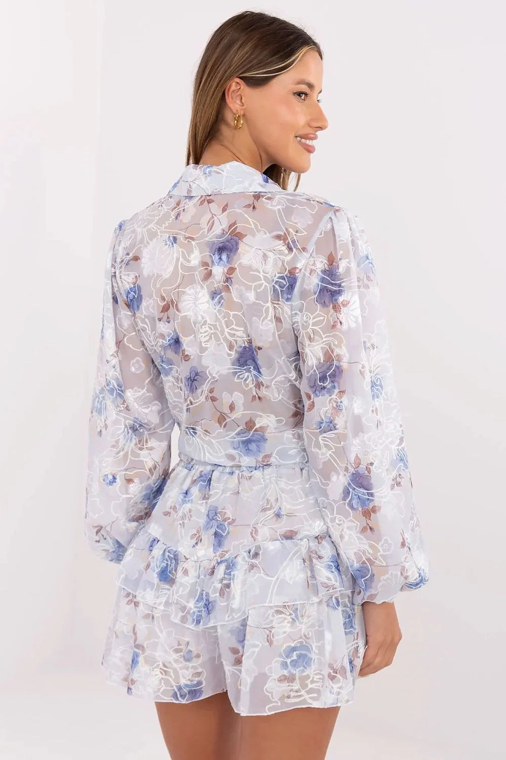 Ensemble féminin blouse short floral tissu léger mousseline organza manches longues bouffantes ceinture élastique taille haute volants détails romantiques occasion estivale