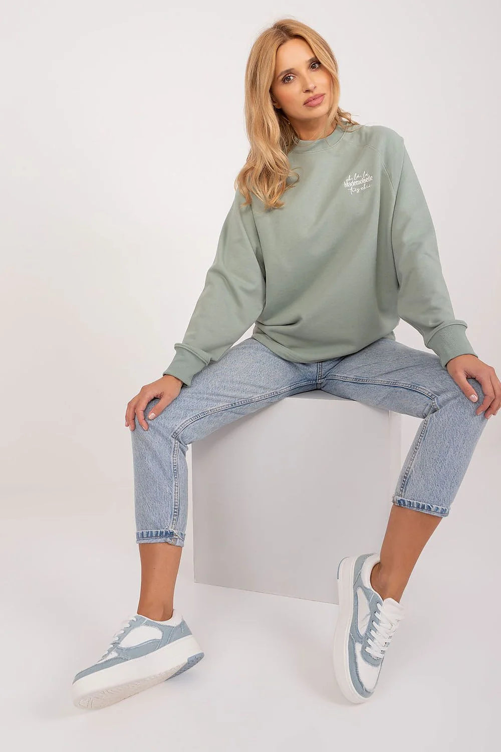 Sweatshirt femme design décontracté coupe ample manches longues épaules tombantes encolure ronde vert sauge brodé blanc