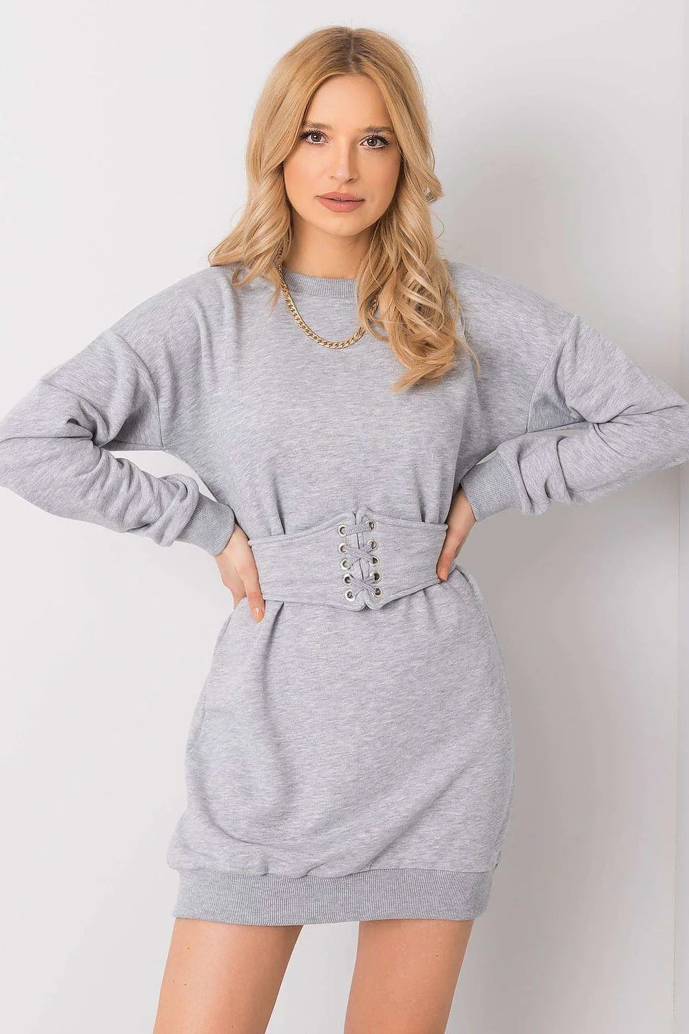 Robe de jour en coton gris, ceinture ajustable, manches longues, encolure ronde, coupe cintrée, longueur mi-cuisse, femmes