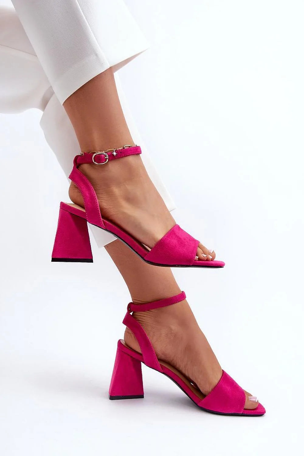 sandales talon bloc haut suédine fuchsia rose femme bout ouvert bride large avant cheville réglable boucle argentée