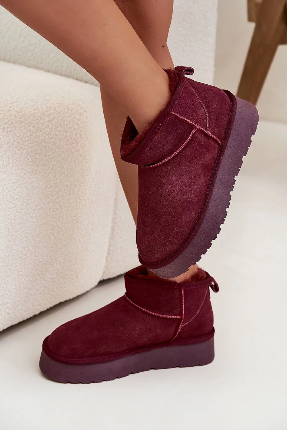 bottines femme hivernales suède bordeaux profondes bout rond coutures apparentes fourrées chaudes plateforme massive crantée caoutchouc légères languette arrière