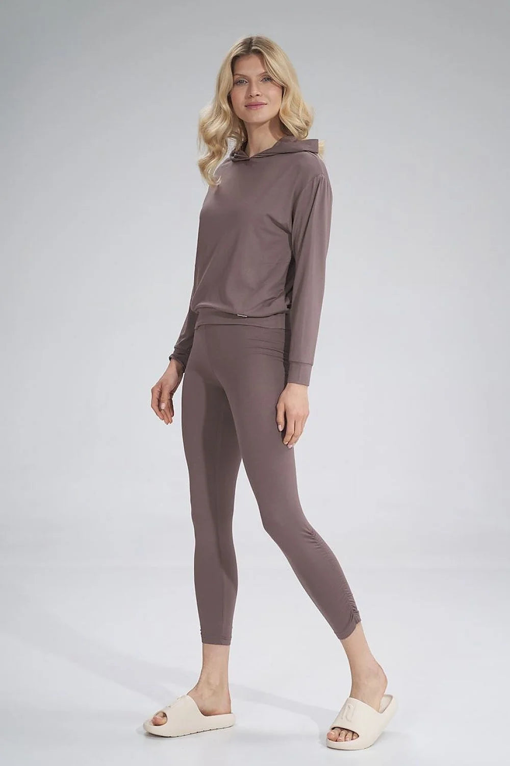 Ensemble détente femme taupe sweatshirt capuche pantalon ajusté viscose élasthanne style minimaliste confort ultime