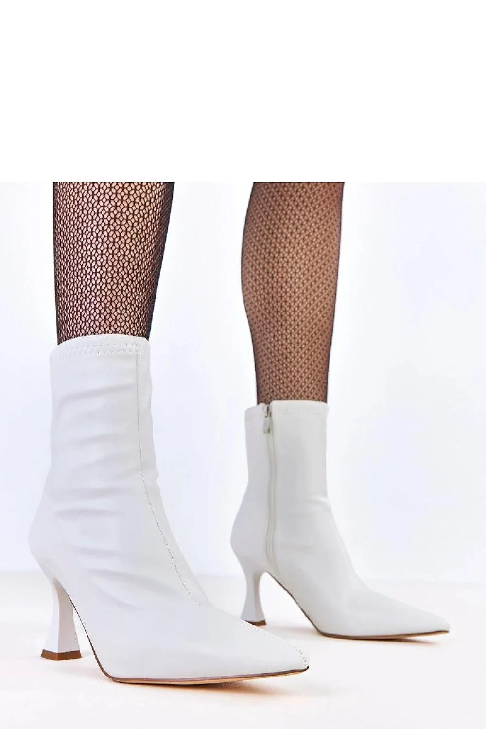 bottines talon aiguille similicuir blanc bout pointu tige ajustée cheville zippée intérieure minimaliste chic élégante habillée quotidienne confortable semelle beige