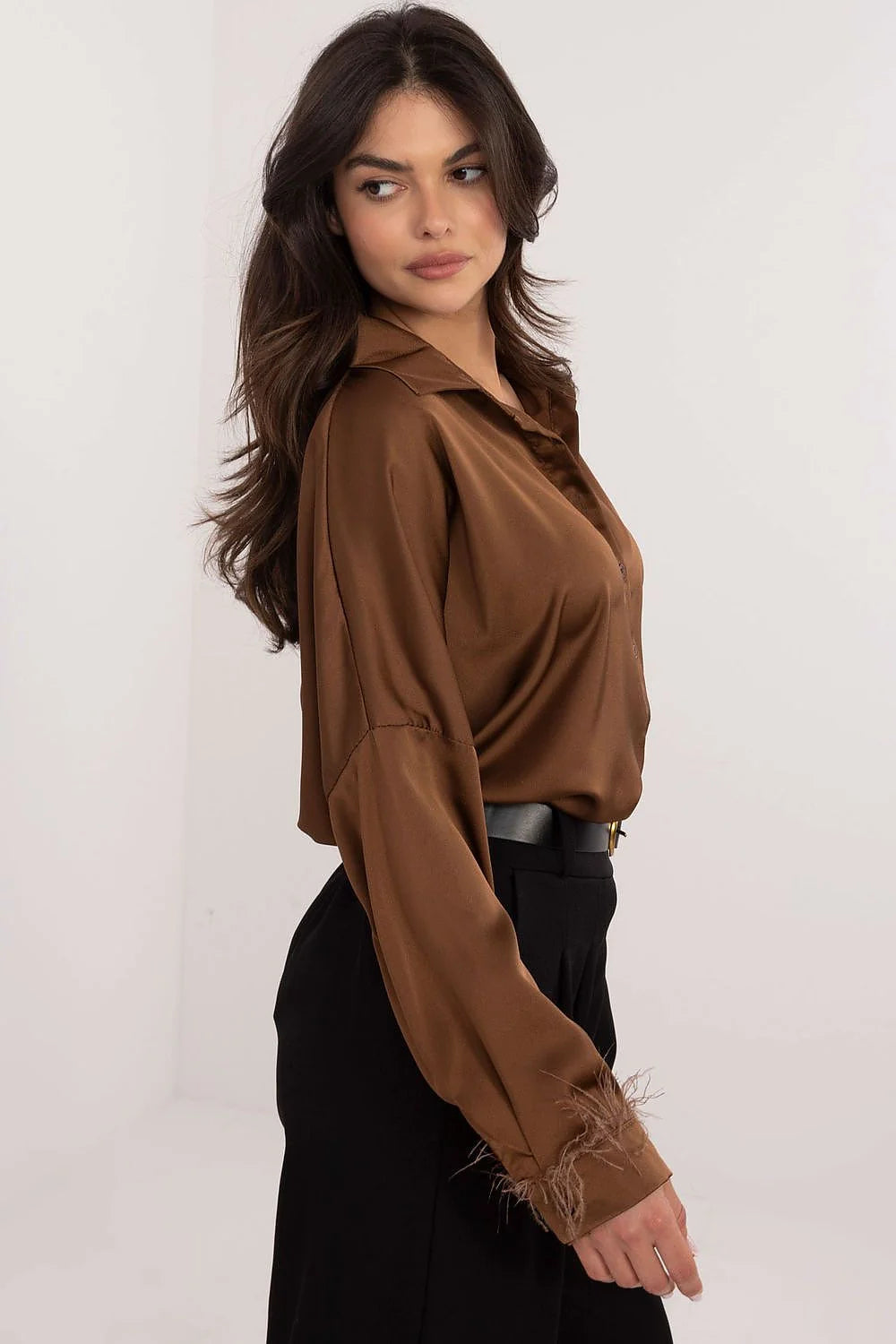 Chemise manche longue Italy Moda design classique modernes éléments coupe ample tissu satiné couleur brun terre cuite pantalon tailleur noir