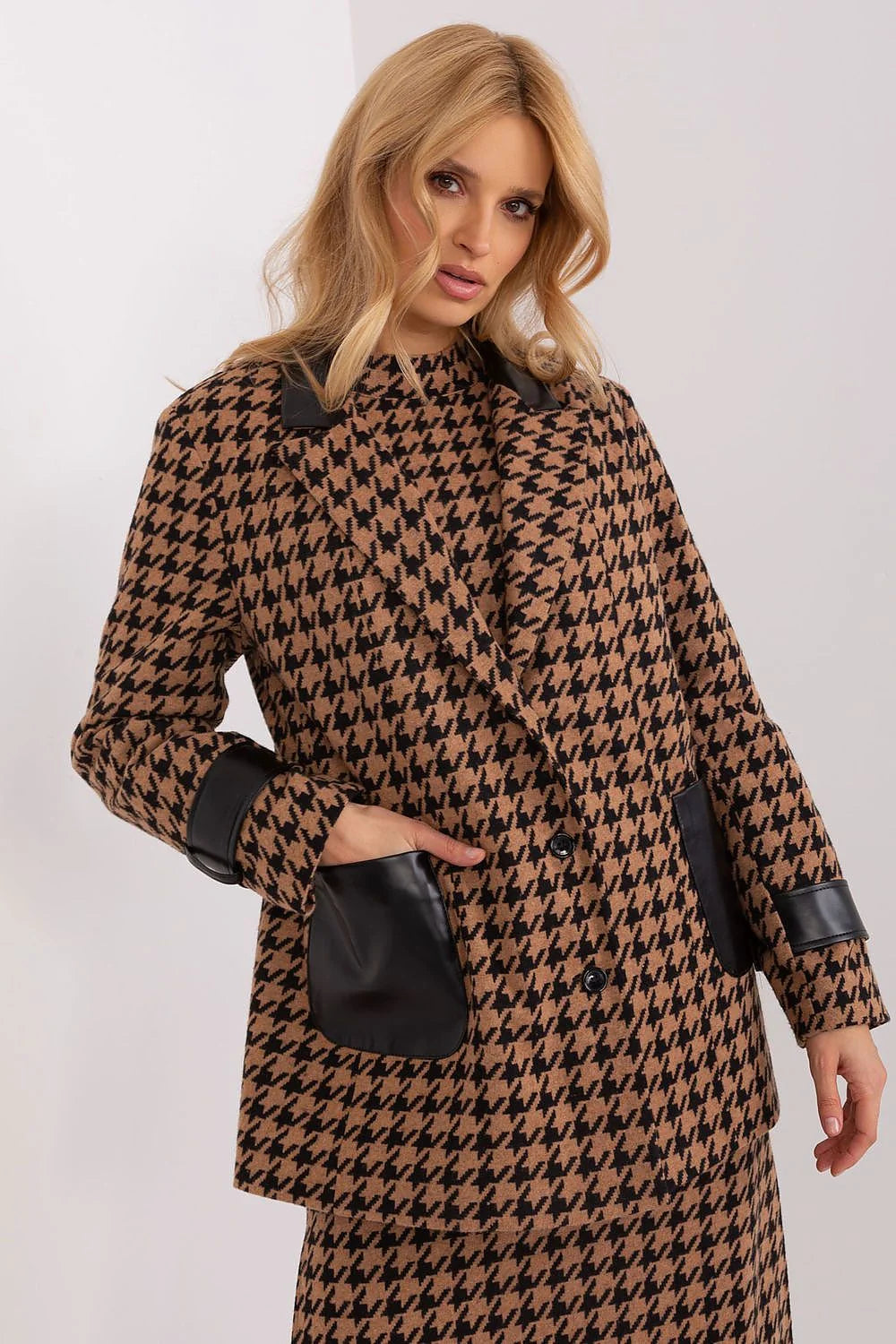 Veste pour femme élégante moderne motif pied-de-poule noir camel cuir écologique col matelassé manches longues boutonnage double