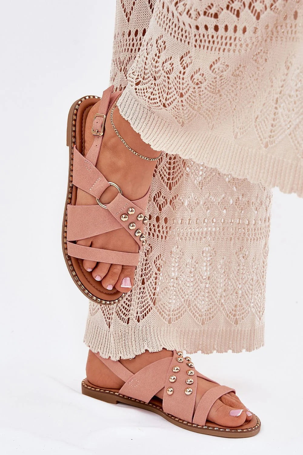 Sandales pour femmes design moderne élégant bout ouvert lanières croisées cuir souple semelle plate clous dorés boucle métallique bracelet cheville confortable style décontracté occasionnels femmes