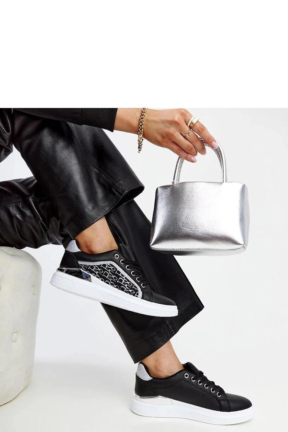 Sneakers femmes modernes élégantes design contemporain tige noire paillettes plateforme confortable semelle blanche lacets métalliques