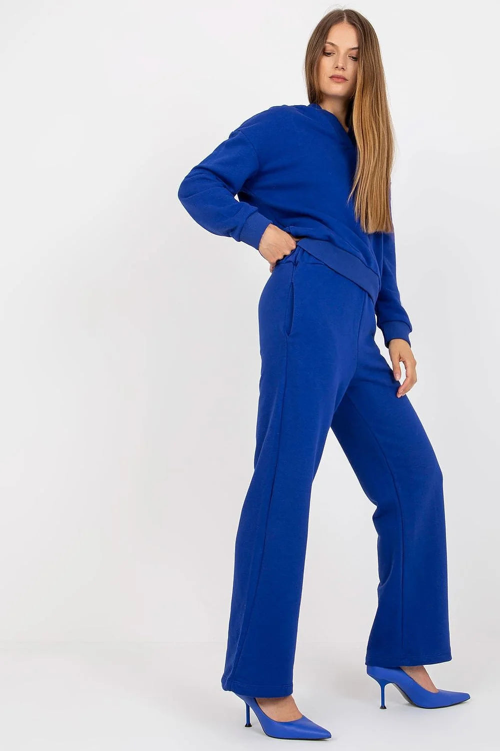 Ensemble Fancy pour femme en bleu vibrant, haut ample en V, pantalon droit élastique, accessoires assortis
