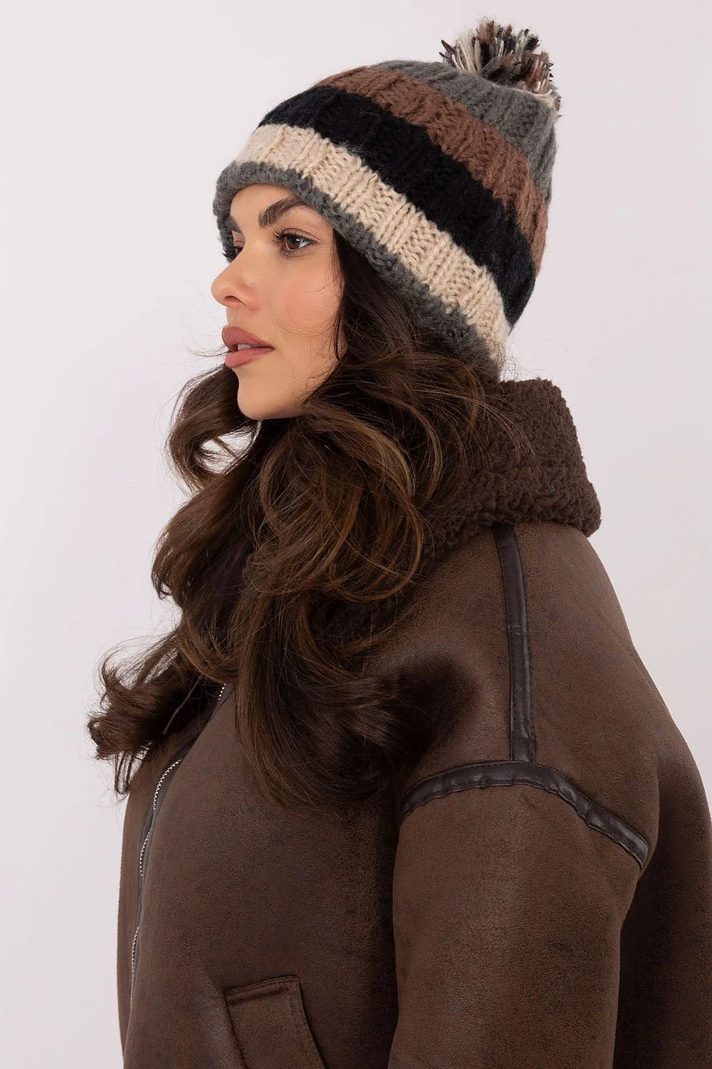 bonnet hiver femme tricoté laine mélange coloré pompon volumineux grosses maille côtelé replié rayures horizontales gris marron noir crème
