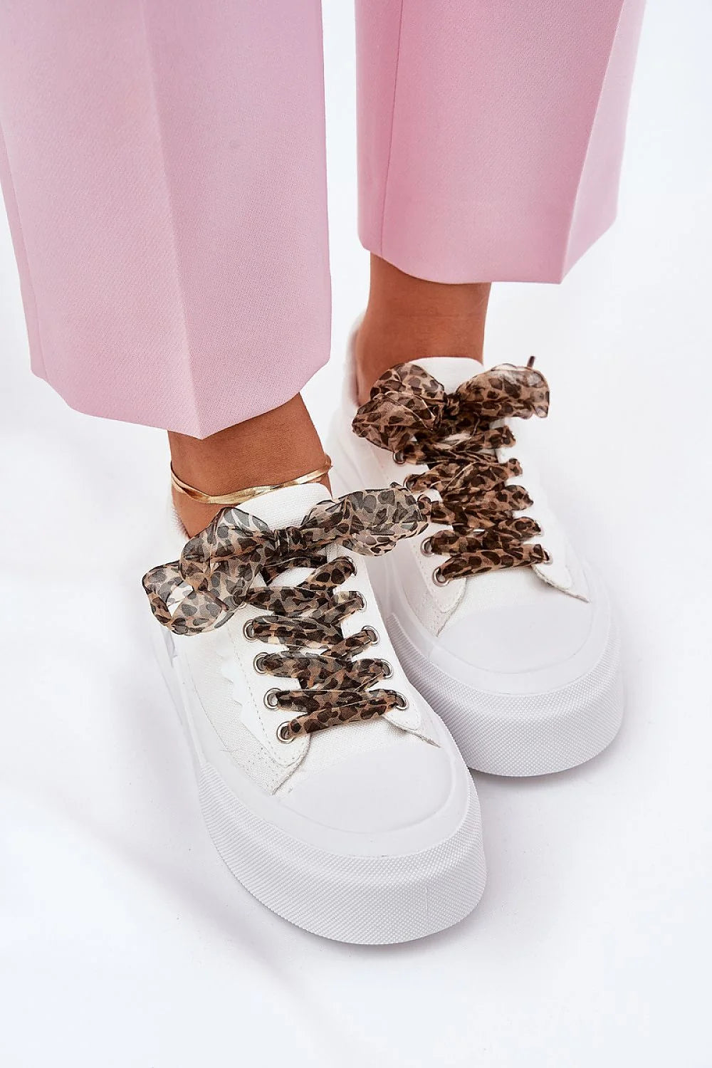 Baskets femmes style casual couleur blanche tissu motif léopard lacets larges semelle épaisse confort daily look