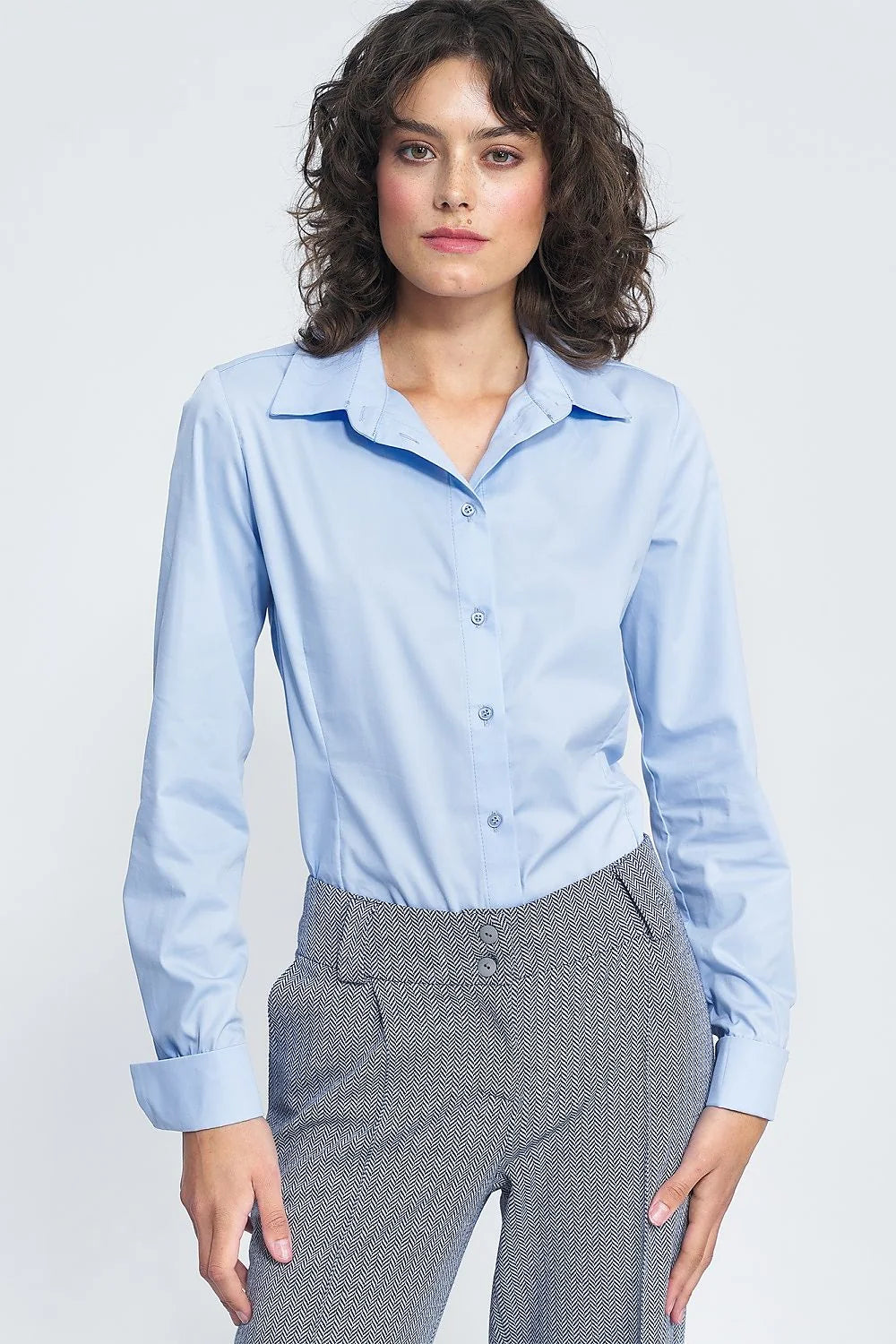 Chemise manche longue Nife bleu clair classique femme coupe ajustée col structuré boutons assortis